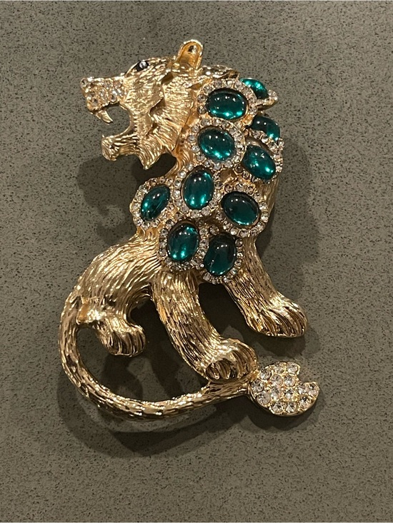Fashion Jewelry Jewelry - Gold Lion Brooch with Emerald Green Cabochons